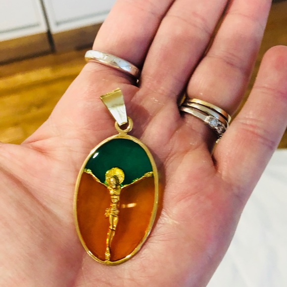 Gorgeous 14k gold stained glass pendent of Jesus - Picture 6 of 6